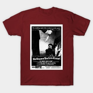 "HE KNOWS YOU'RE ALONE" [80s HORROR SHOWTIMES] T-Shirt